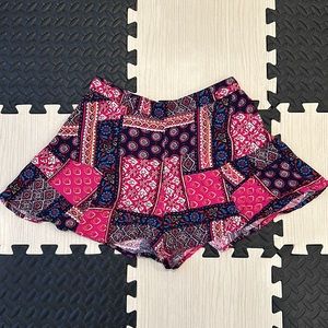 Hollister Flowey shorts with lots of different patterns in size extra small